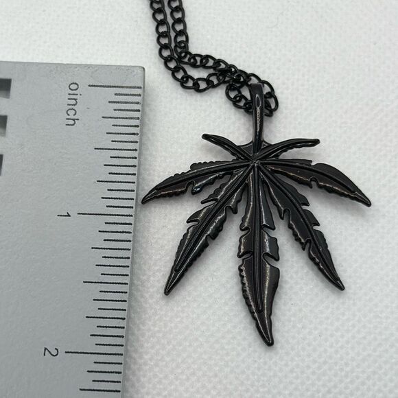 Brand New!! Pot leaf pendant with chain - Picture 4 of 4